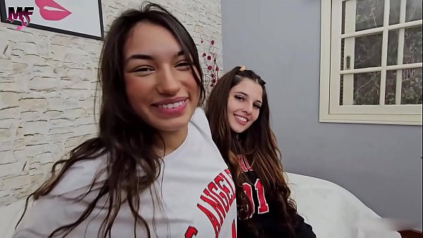Beijos Garotas de Botas – Duas Mulheres Sensuais com Botas de Couro